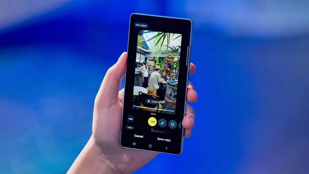 Celular Samsung Galaxy sendo usado em imagem oficial da marca