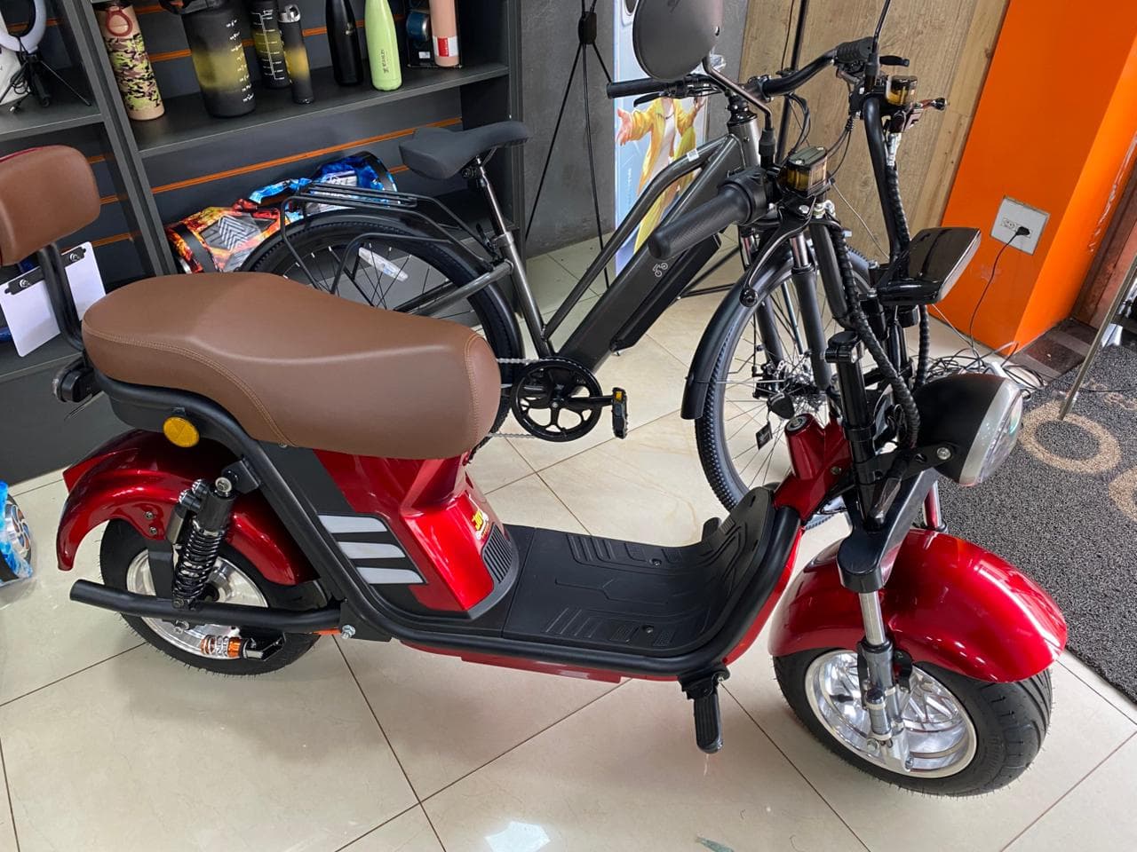 Bikes e scooters elétricas em uma loja Arena