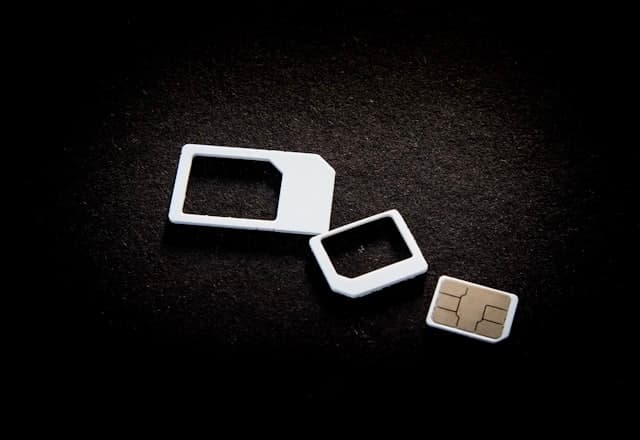 Chips de celular sobre fundo escuro